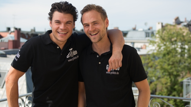 Freunde seit Kindertagen: Manuel Stffler (l.) und Michael Ziegler (r.) haben das Wurst-Start-up Grillido 2015 gemeinsam gegrndet - Quelle: Grillido/Katrin Winner